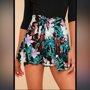 LuLu’s Waialae Gardens Black Tropical Print Tie-Front Shorts Size Small